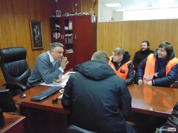 У Луцьку революціонери «блокували» російський «Лукойл». ФОТО. ВІДЕО