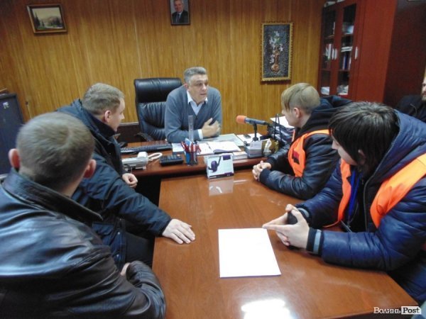 У Луцьку революціонери «блокували» російський «Лукойл». ФОТО. ВІДЕО