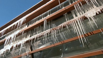 Як у Луцьку борються з бурульками та снігом на дахах. ВІДЕО