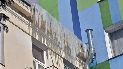 Як у Луцьку борються з бурульками та снігом на дахах. ВІДЕО