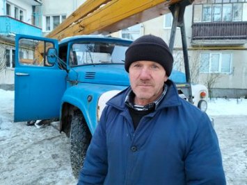 Як у Луцьку борються з бурульками та снігом на дахах. ВІДЕО