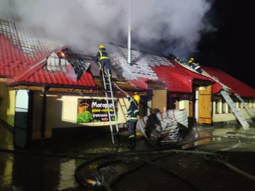 Згоріли речі, техніка і велика частина даху: деталі пожежі в мотелі у Рованцях