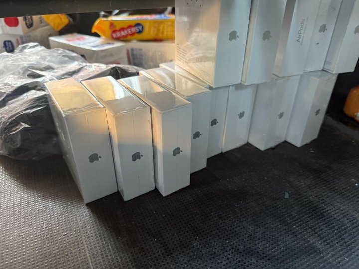 У волинянки на кордоні виявили чималу партію брендової контрабанди