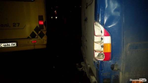У Луцьку авто в'їхало в маршрутку, заповнену пасажирами. ФОТО