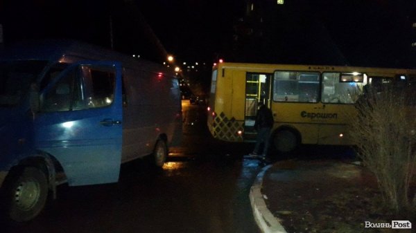 У Луцьку авто в'їхало в маршрутку, заповнену пасажирами. ФОТО