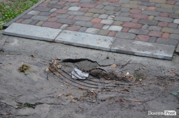 У Луцьку після зливи провалився асфальт. ФОТО 