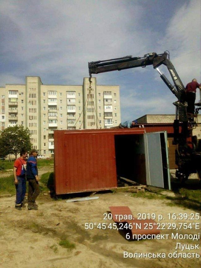 У Луцьку демонтували незаконні конструкції. ФОТО