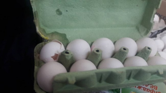 У луцькому супермаркеті продають понівечений товар 