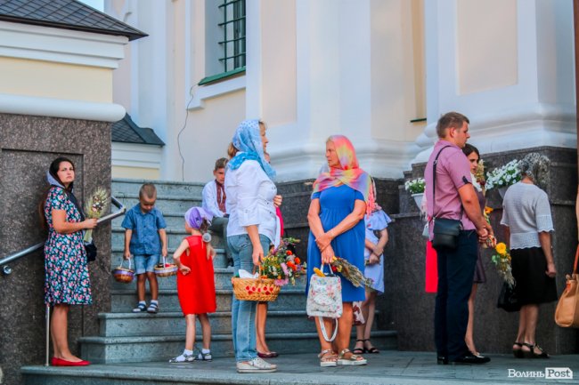 Різнобарв’я квітів та запашний мед: як у Луцьку святять «маковійчики». ФОТО