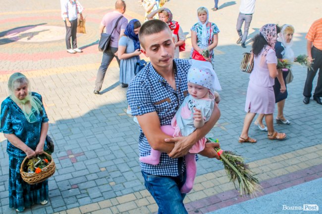 Різнобарв’я квітів та запашний мед: як у Луцьку святять «маковійчики». ФОТО