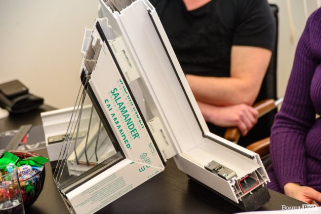 Увага до деталей: як на «Інвесторі» вікна «розбирали». ФОТО