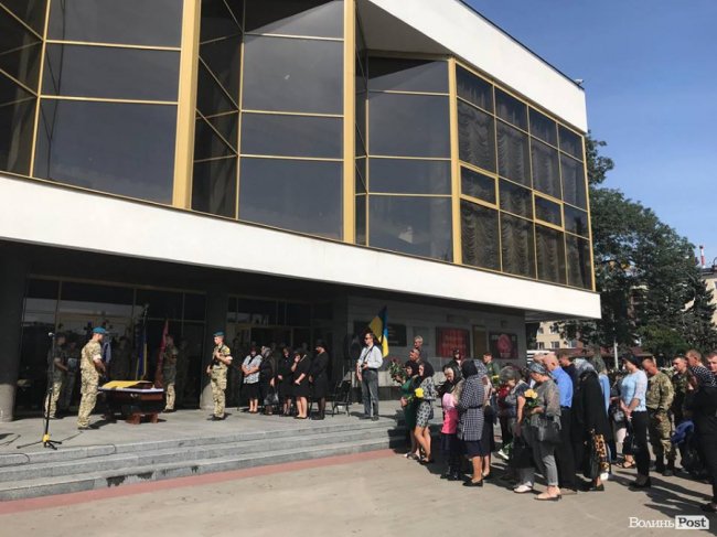 У Луцьку прощаються із загиблим у Іловайському котлі воїном. ФОТО