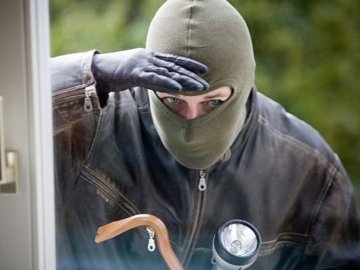 У Луцьку двоє нападників вдерлись до квартири і пограбували господарів