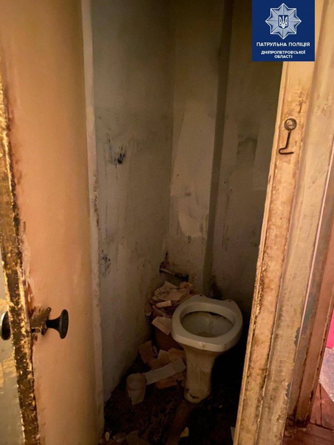 Занедбані та голодні: у Дніпрі діти жили в квартирі серед черв'яків. ФОТО
