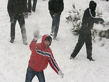 У Луцьку більш як півсотні людей влаштували масову гру в сніжки. ФОТО