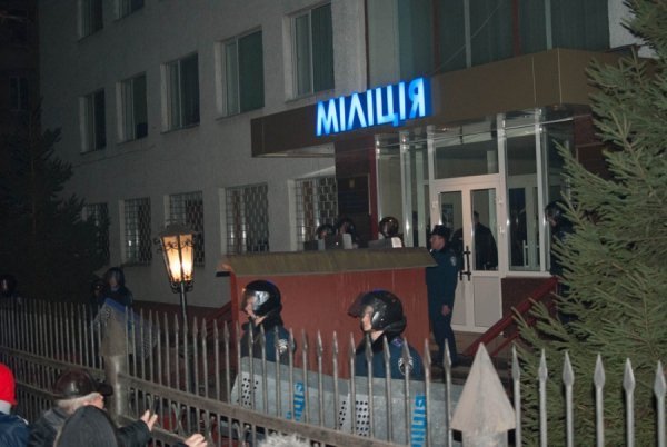 Фото нічного бунту в Луцьку