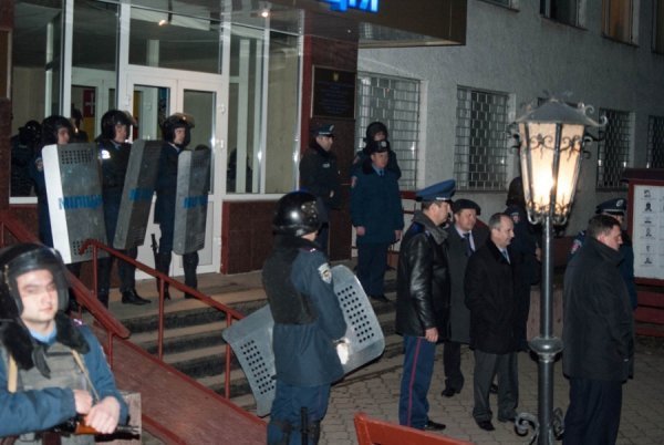 Фото нічного бунту в Луцьку