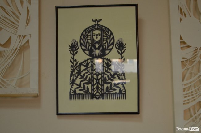 У Луцьку показали унікальні витинанки берегинь, кошти з продажу яких підуть на лікування Катрусі Ребрині. ФОТО