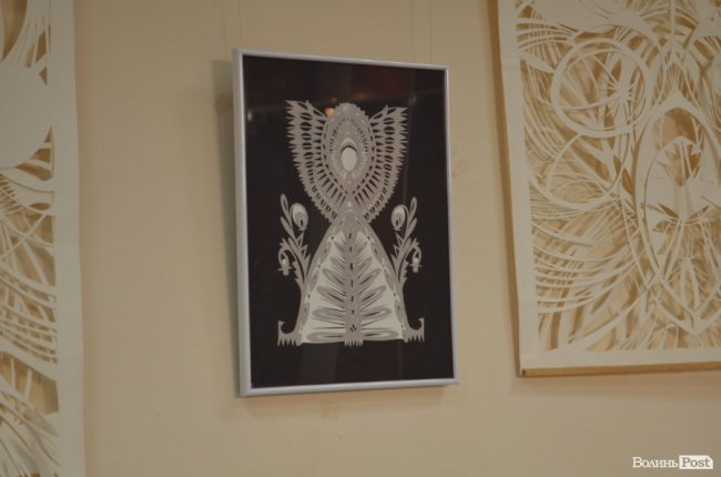 У Луцьку показали унікальні витинанки берегинь, кошти з продажу яких підуть на лікування Катрусі Ребрині. ФОТО