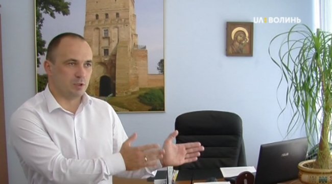 Показали перші робочі дні лучанина, який першим в Україні з синдромом Дауна здобув вищу освіту. ВІДЕО