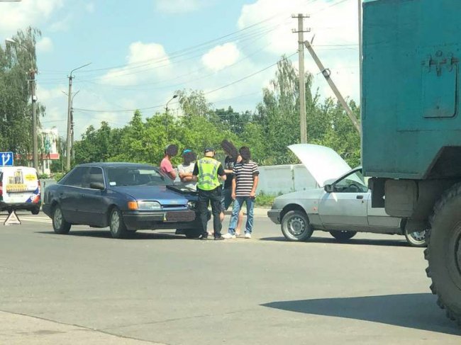 Біля польського Генконсульства у Луцьку зіткнулися два автомобілі. ФОТО