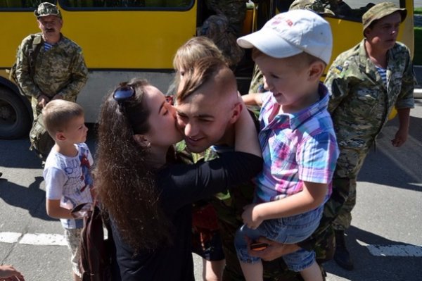 У Львові під вигуки «Герої!» зустріли демобілізованих бійців 80-ї бригади. ФОТО. ВІДЕО