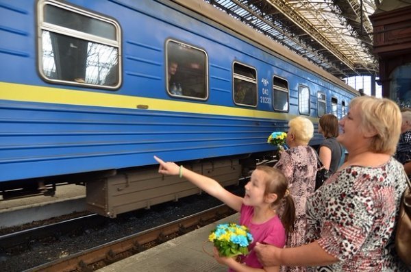 У Львові під вигуки «Герої!» зустріли демобілізованих бійців 80-ї бригади. ФОТО. ВІДЕО