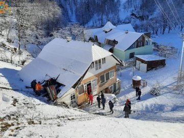 На Івано-Франківщині автівка злетіла з дороги в житловий будинок
