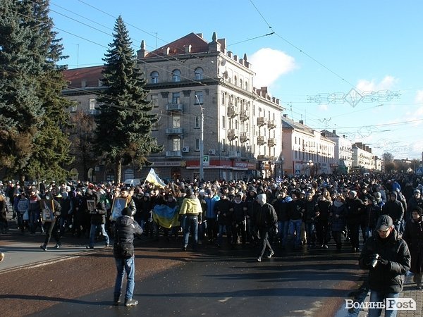 У Луцьку плювали в портрети Януковича. ФОТО