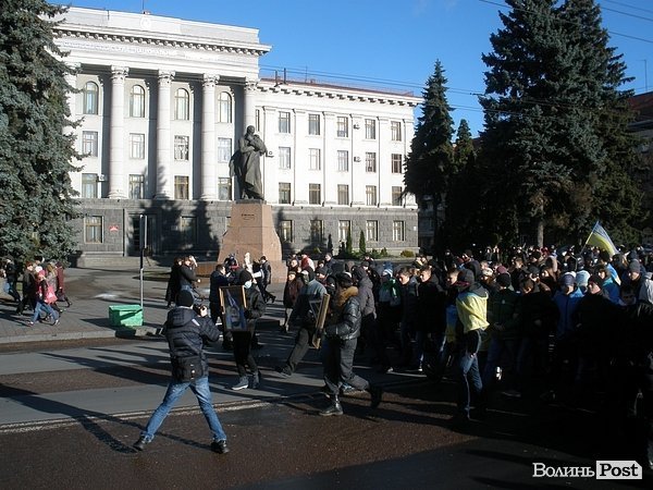 У Луцьку плювали в портрети Януковича. ФОТО