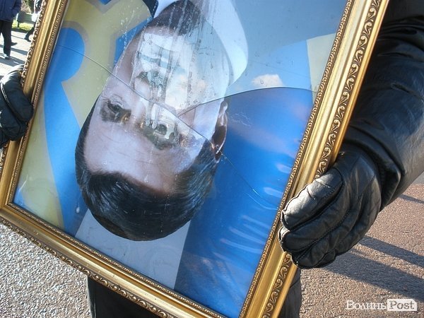 У Луцьку плювали в портрети Януковича. ФОТО