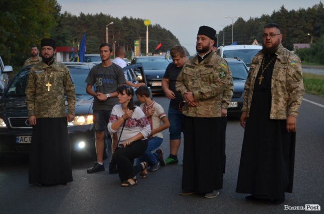 Тисячі людей у центрі Луцька зустріли загиблого Героя. ФОТО