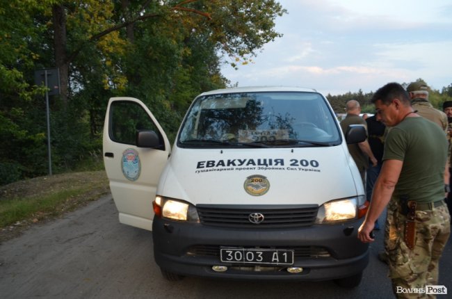 Тисячі людей у центрі Луцька зустріли загиблого Героя. ФОТО