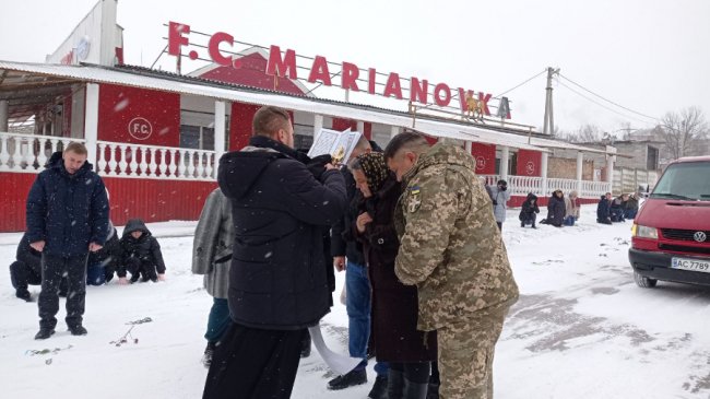 Волиняни навколішки прощалися з Героєм Ігорем Байденком