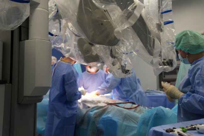 Волинянин став першим в Україні пацієнтом, якому зробили операцію на серці за допомогою робота
