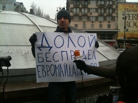 Прибирати Київ від барикад прийшло чотири людини. ФОТО