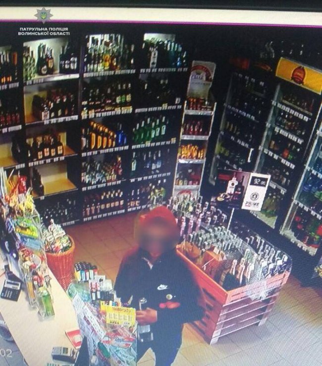 Луцькі копи за годину знайшли та затримали магазинних крадіїв. ФОТО