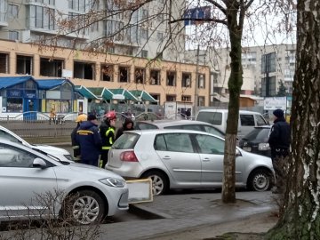 У Луцьку визволяють з автівки 3-річну дитину. ОНОВЛЕНО 