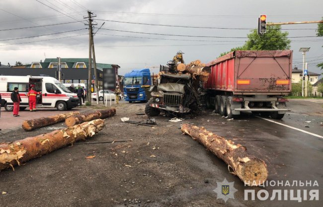У Луцькому районі зіткнулися три вантажівки: повідомили деталі аварії