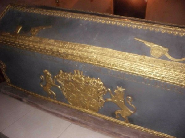 Біля волинського монастиря шукають підземелля. ФОТО