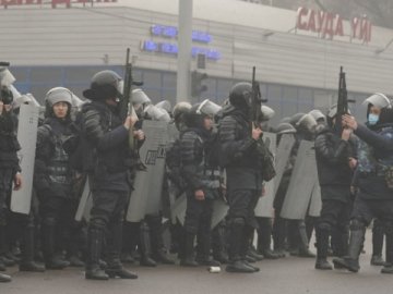 У Казахстані запровадили надзвичайний стан у всій країні: в Алмати – стріляли