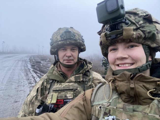 Волонтер встановив різдвяну ялинку за 6 кілометрів від Бахмута. ФОТО. ВІДЕО