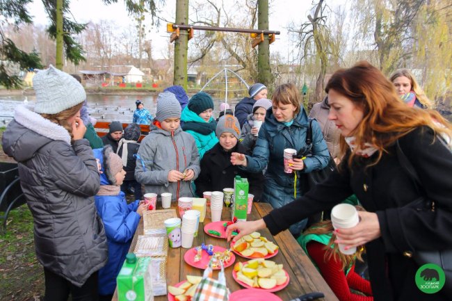 Як малеча в луцькому зоопарку ведмедика «лікувала». ФОТО