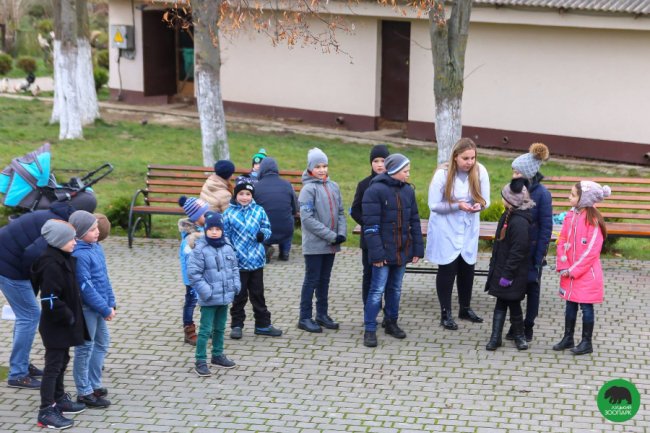 Як малеча в луцькому зоопарку ведмедика «лікувала». ФОТО