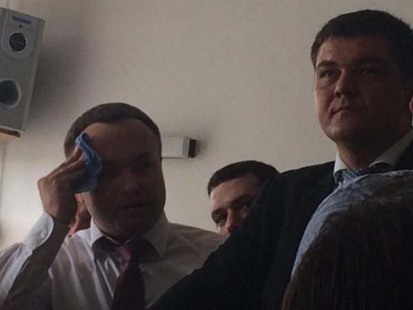 У сусідів сесія облради розпочалась бійкою. ФОТО. ВІДЕО