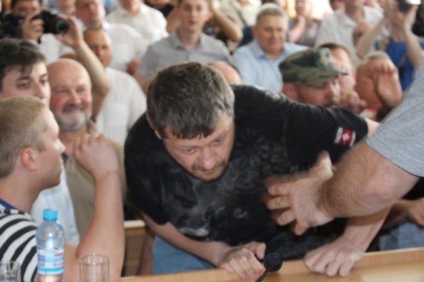 У сусідів сесія облради розпочалась бійкою. ФОТО. ВІДЕО