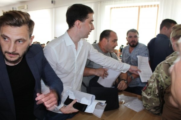 У сусідів сесія облради розпочалась бійкою. ФОТО. ВІДЕО