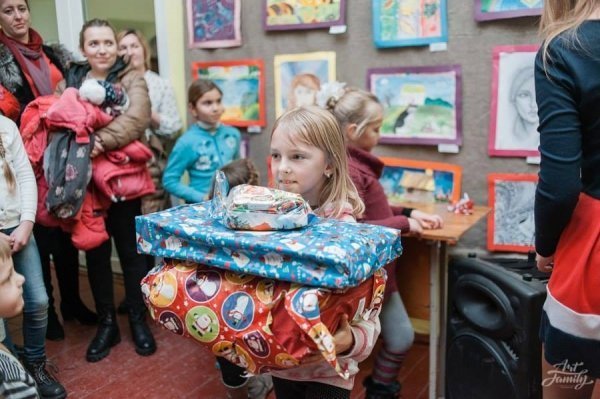 Українці Лондона «завалили» подарунками волинських дітей