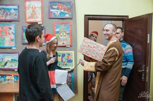 Українці Лондона «завалили» подарунками волинських дітей