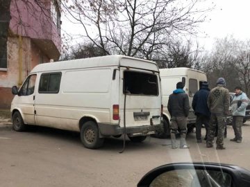 У Луцьку вночі обікрали бус. ФОТО